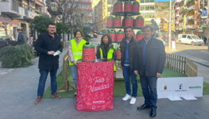 Ecovidrio impulsa el reciclaje de envases de vidrio en Cuenca durante las Navidades con un árbol formado por miniglús