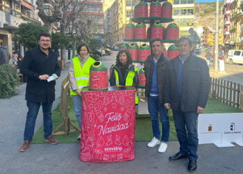 Ecovidrio impulsa el reciclaje de envases de vidrio en Cuenca durante las Navidades con un árbol formado por miniglús