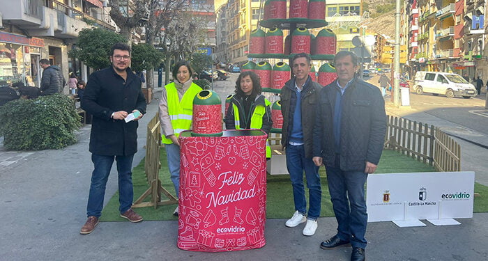 Ecovidrio impulsa el reciclaje de envases de vidrio en Cuenca durante las Navidades con un árbol formado por miniglús
