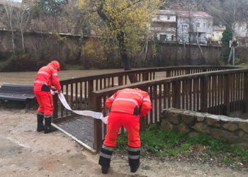 El Ayuntamiento de Cuenca cierra los accesos a los ríos Júcar y Huécar por precaución ante el incremento del caudal