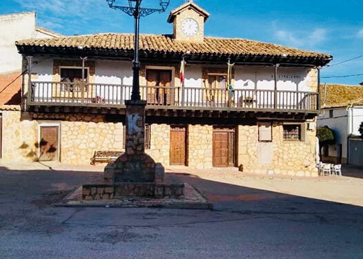 El Ayuntamiento de Olmeda del Rey lleva dos meses sin teléfono fijo desde que la compañía lo cortara para cambiar la instalación