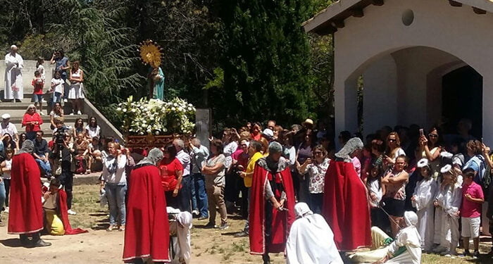 El Ayuntamiento de Tinajas apuesta por conservar y promocionar la representación de Moros y Cristianos