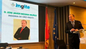 El conquense José Javier Medina Muñoz recibe la insignia de oro del colegio de Ingenieros Técnicos de España