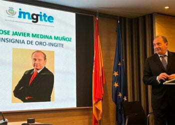 El conquense José Javier Medina Muñoz recibe la insignia de oro del colegio de Ingenieros Técnicos de España