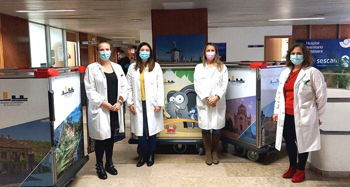 El Hospital de Guadalajara estrena carros para el transporte de comida que muestran rincones de la provincia o alegres dibujos para la planta de Pediatría
