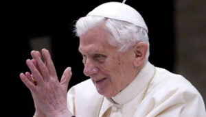 El Obispo de Cuenca pide oraciones por el Papa emérito Benedicto XVI ante su grave estado de salud