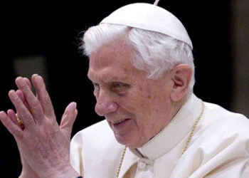 El Obispo de Cuenca pide oraciones por el Papa emérito Benedicto XVI ante su grave estado de salud