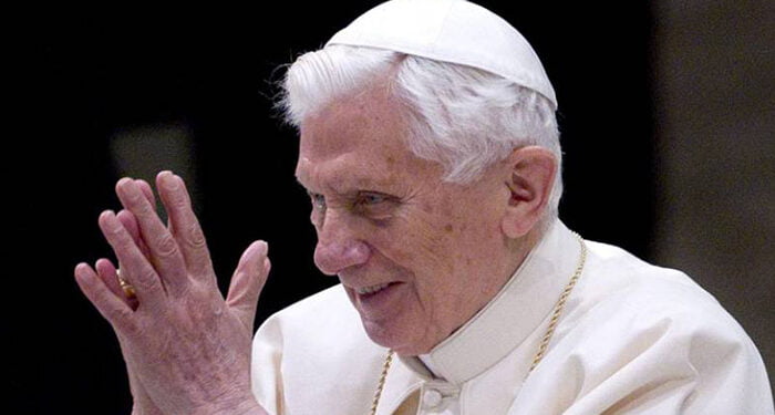El Obispo de Cuenca pide oraciones por el Papa emérito Benedicto XVI ante su grave estado de salud