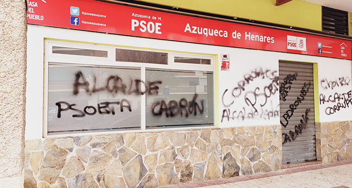 El PSOE de Azuqueca condena y rechaza las pintadas aparecidas en su sede porque “atentan contra la esencia de nuestra democracia” 1 El PSOE de Azuqueca condena y rechaza las pintadas aparecidas en su sede porque “atentan contra la esencia de nuestra democracia”