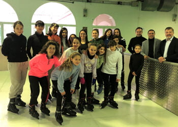 En marcha la pista de hielo navideña en el recinto de La Hípica, que se complementará con un rocódromo y una escuela de conductores
