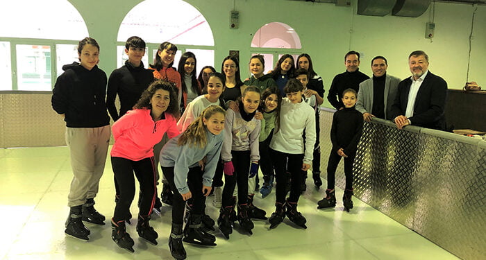 En marcha la pista de hielo navideña en el recinto de La Hípica, que se complementará con un rocódromo y una escuela de conductores