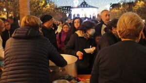 Enorme éxito de la degustación navideña de comida tradicional preparada por «La Campiña»
