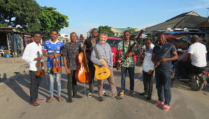 Guitarra española de origen conquense y Zarzuela como mensaje de paz en un Congo en guerra