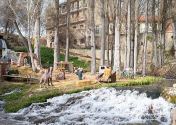 La apertura del Belén junto a las cascadas da la bienvenida a la Navidad en Trillo un año más