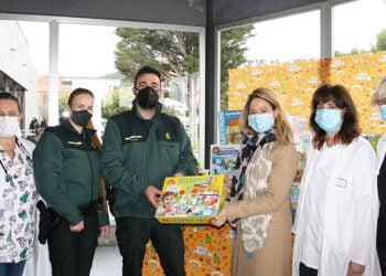 La Asociación Sonrisas entrega al Hospital Virgen de la Luz de Cuenca un lote de juguetes para los niños ingresados en la planta de Pediatría