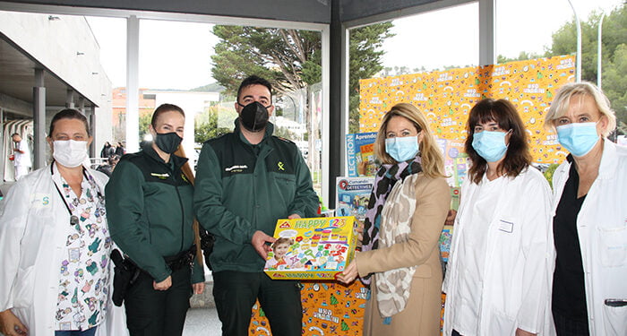 La Asociación Sonrisas entrega al Hospital Virgen de la Luz de Cuenca un lote de juguetes para los niños ingresados en la planta de Pediatría 1 La Asociación Sonrisas entrega al Hospital Virgen de la Luz de Cuenca un lote de juguetes para los niños ingresados en la planta de Pediatría