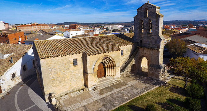 La Fundación Antonio Pérez y la iglesia románica de Arcas son las imágenes de los calendarios de Diputación en 2023