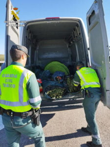 La Guardia Civil detiene a una persona con 50 kilos de marihuana y cuatro de hachís en la Autovía del Nordeste