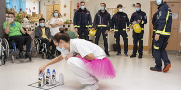 Los bomberos de Guadalajara visitan al Instituto de Enfermedades Neurológicas de Castilla-La Mancha (IEN