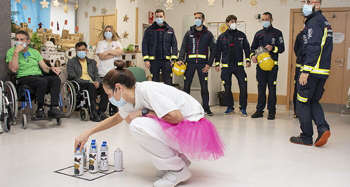Los bomberos de Guadalajara visitan al Instituto de Enfermedades Neurológicas de Castilla-La Mancha (IEN