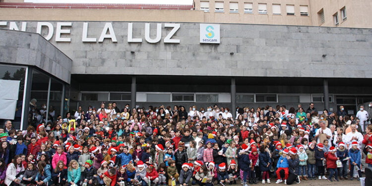 Los niños del Colegio “Fuente del Oro” de Cuenca vuelven al Hospital para felicitar la Navidad a todos los profesionales del “Virgen de la Luz” 1 Los niños del Colegio “Fuente del Oro” de Cuenca vuelven al Hospital para felicitar la Navidad a todos los profesionales del “Virgen de la Luz”