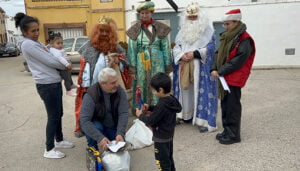 Los Reyes Magos reparten regalos en Torrubia del Campo a niños vulnerables