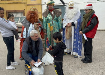 Los Reyes Magos reparten regalos en Torrubia del Campo a niños vulnerables