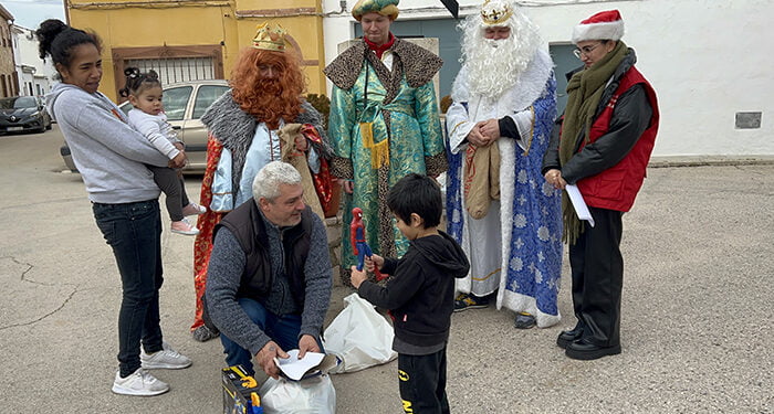 Los Reyes Magos reparten regalos en Torrubia del Campo a niños vulnerables