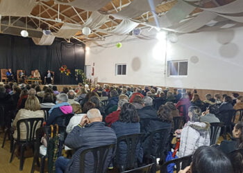 Luz Gabás llena la sala ‘La Serrana’ de Cañete con la presentación de su libro Lejos de Luisina delante de 200 personas
