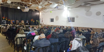 Luz Gabás llena la sala ‘La Serrana’ de Cañete con la presentación de su libro Lejos de Luisina delante de 200 personas