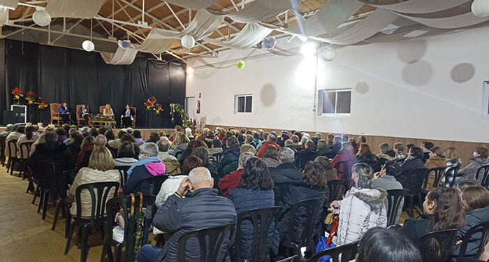 Luz Gabás llena la sala ‘La Serrana’ de Cañete con la presentación de su libro Lejos de Luisina delante de 200 personas 1 Luz Gabás llena la sala ‘La Serrana’ de Cañete con la presentación de su libro Lejos de Luisina delante de 200 personas
