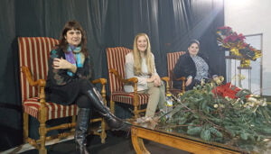 Luz Gabás llena la sala ‘La Serrana’ de Cañete con la presentación de su libro Lejos de Luisina delante de 200 personas