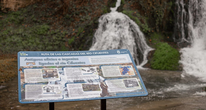 Nuevos paneles informativos enriquecen la visita turística a la ruta de las cascadas del río Cifuentes a su paso por Trillo