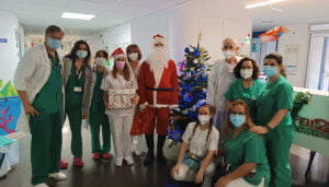 Papa Noel visita el Hospital de Guadalajara para ver a los pequeños y recoger sus deseos