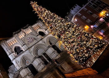 Sustraen adornos del árbol de Navidad instalado en la Plaza Mayor de Cuenca