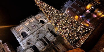 Sustraen adornos del árbol de Navidad instalado en la Plaza Mayor de Cuenca
