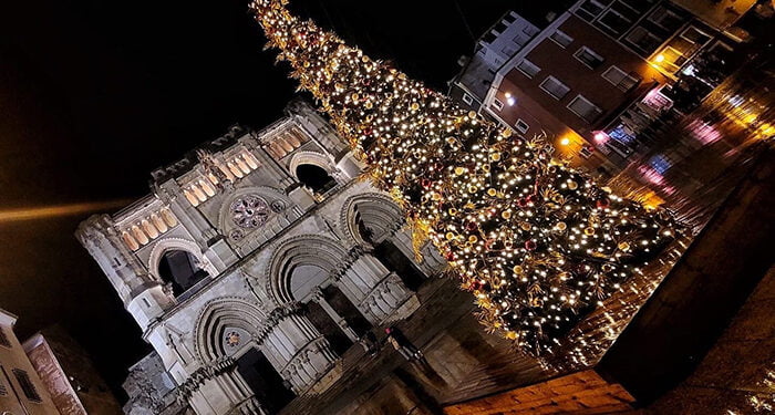 Sustraen adornos del árbol de Navidad instalado en la Plaza Mayor de Cuenca