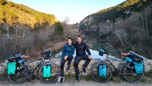 Una vecina de Sacedón recorrerá el mundo en bicicleta con su pareja y parte el 7 de enero desde la localidad alcarreña