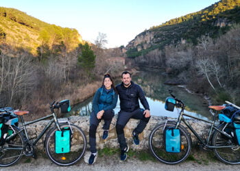 Una vecina de Sacedón recorrerá el mundo en bicicleta con su pareja y parte el 7 de enero desde la localidad alcarreña