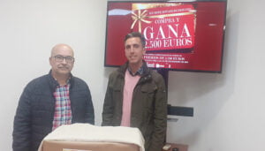 Venancio Rodríguez y Elisabeth Padilla, ganadores de la campaña Compra y Gana de la Asociación del Comercio de Cuenca