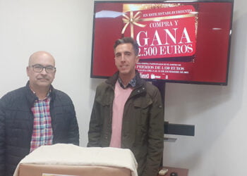 Venancio Rodríguez y Elisabeth Padilla, ganadores de la campaña Compra y Gana de la Asociación del Comercio de Cuenca
