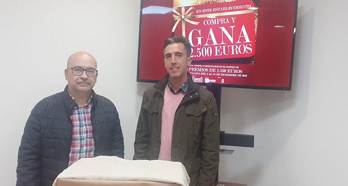 Venancio Rodríguez y Elisabeth Padilla, ganadores de la campaña Compra y Gana de la Asociación del Comercio de Cuenca 1 Venancio Rodríguez y Elisabeth Padilla, ganadores de la campaña Compra y Gana de la Asociación del Comercio de Cuenca