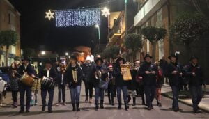 Villancicos tradicionales con caldo y migas en Cabanillas en la víspera de Nochebuena