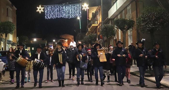 Villancicos tradicionales con caldo y migas en Cabanillas en la víspera de Nochebuena