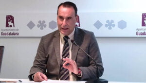 VOX pregunta a Rojo por la cobertura de las jubilaciones de los funcionarios de Guadalajara, las atribuciones de funciones superiores y las horas extraordinarias