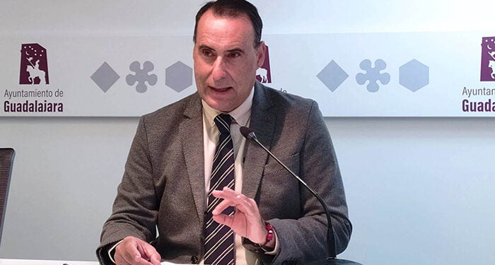 VOX pregunta a Rojo por la cobertura de las jubilaciones de los funcionarios de Guadalajara, las atribuciones de funciones superiores y las horas extraordinarias