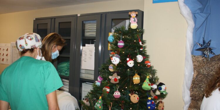 El belén instalado en el CECU y la decoración navideña del Centro de Salud “Cuenca I”, ganan el certámen organizado por la Gerencia