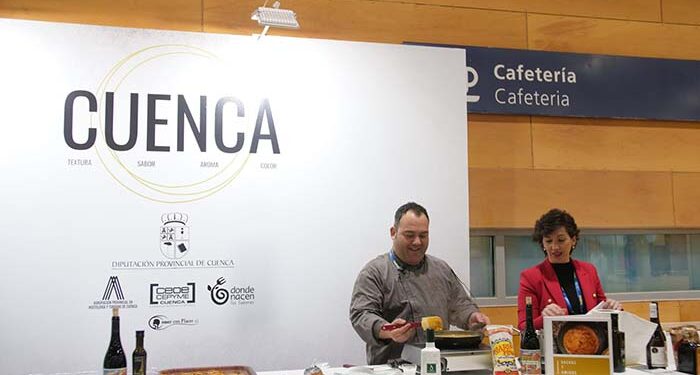 Alfonso Fernández y Mari Paz Marlo abren boca este lunes en el stand de la provincia de Cuenca en Madrid Fusión