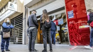 ciudadanos frente oficina paro 98