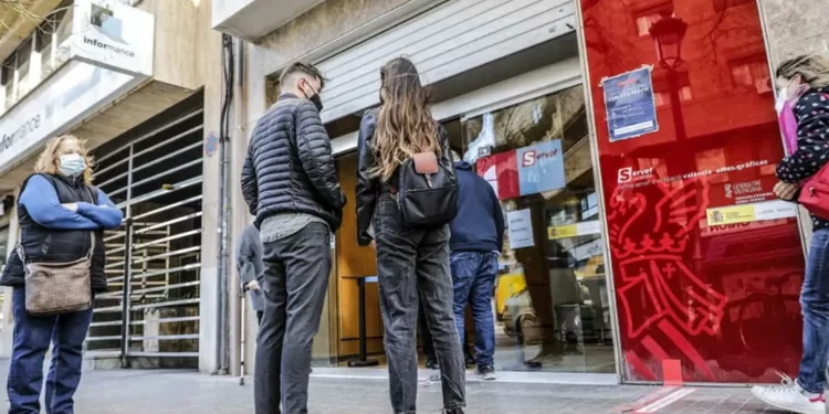 CSIF. La creación de empleo estable y el descenso del paro femenino, los grandes retos para 2023 1 ciudadanos frente oficina paro 98